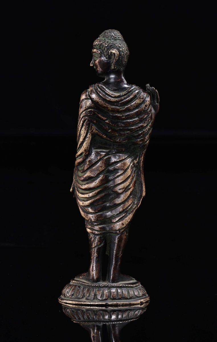 Figura di Buddha in Rame Eretto su Fiore di Loto, Cina, XX Secolo