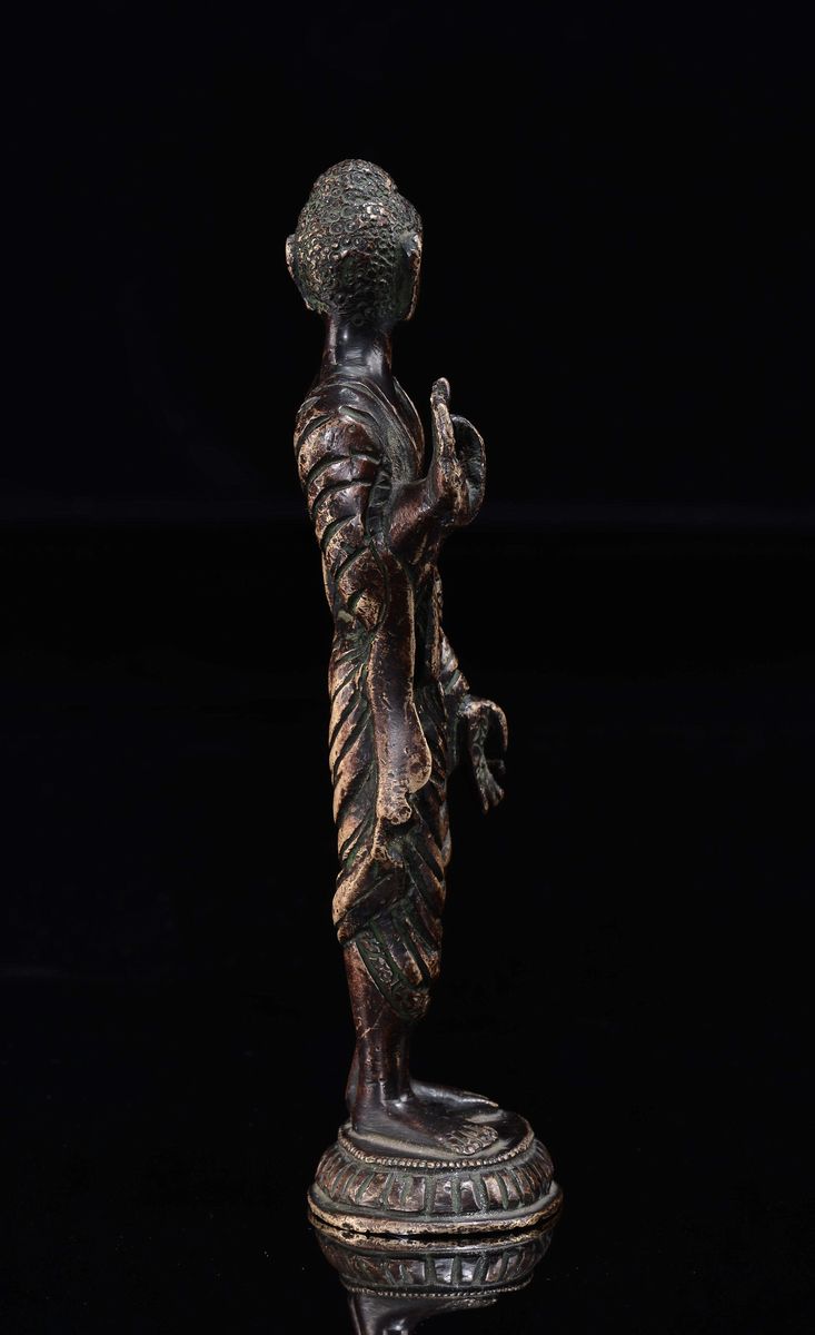 Figura di Buddha in Rame Eretto su Fiore di Loto, Cina, XX Secolo
