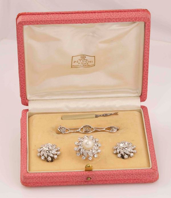 Petochi, parure composta da anello con perla naturale ed orecchini con diamanti