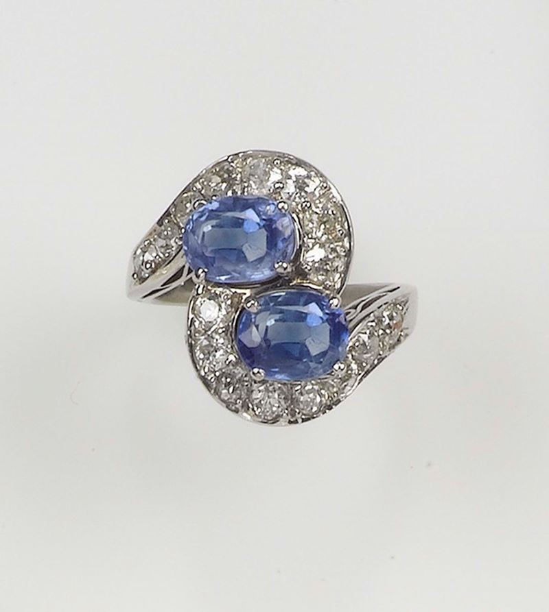 A sapphire and diamond ring. The Sri Lankan sapphires of a total weigth approx 6,00 carats are sorrounded by diamonds and mounted in white gold 750/1000  - Auction Fine Jewels - Cambi Casa d'Aste