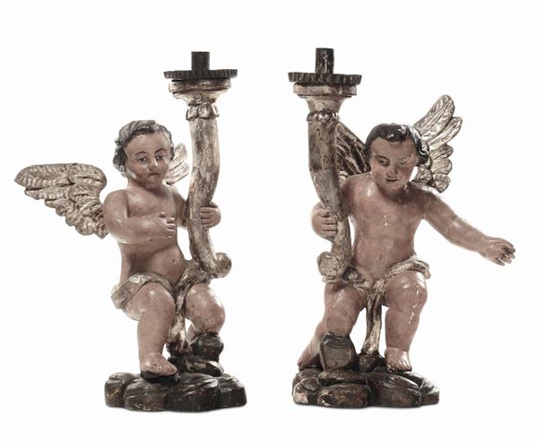 Coppia di angeli reggicero in legno intagliato e dorato, XVIII secolo