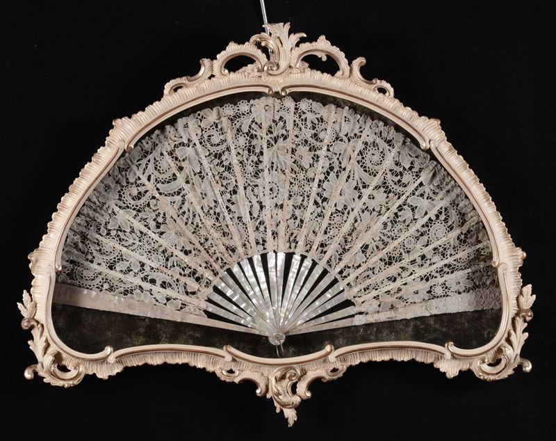 Ventaglio in teca  - Asta Antiquariato, Affidamenti da raffinate dimore private - Cambi Casa d'Aste
