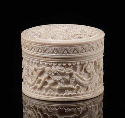Scatolina in Avorio Incisa con Figure di Drago, Cina, Dinastia Qing, Fine XIX Secolo