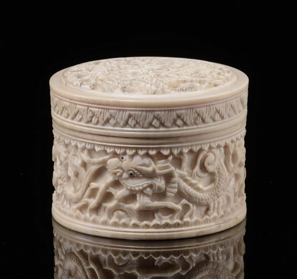 A carved ivory box with dragon, China, Qing Dynasty, late 19th century