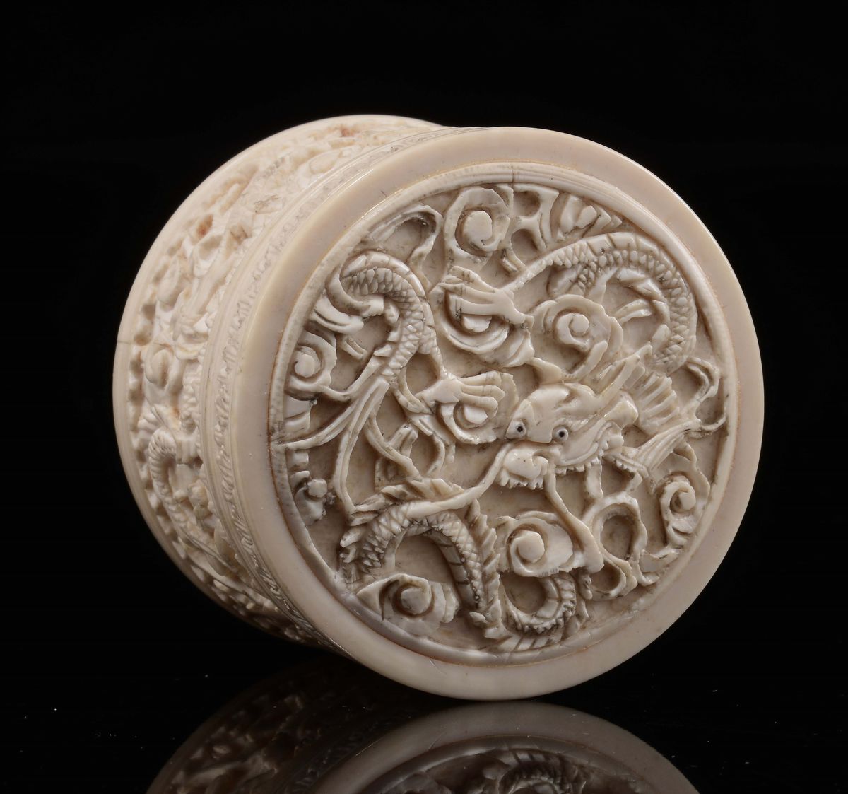 Scatolina in Avorio Incisa con Figure di Drago, Cina, Dinastia Qing, Fine XIX Secolo