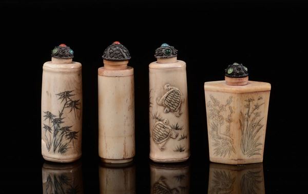 Lotto di quattro snuff bottles in osso, Cina, Dinastia Qing, XIX secolo