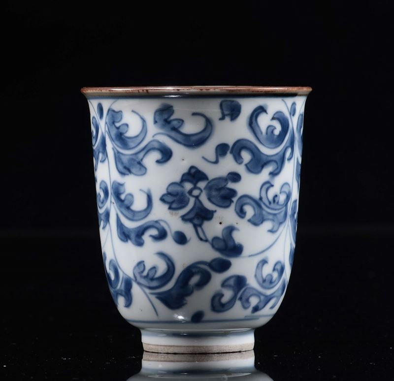 Bicchiere in porcellana bianca e blu con decoro vegetale, Cina, Dinastia Qing, XVIII secolo  - Asta Chinese Works of Art - Cambi Casa d'Aste