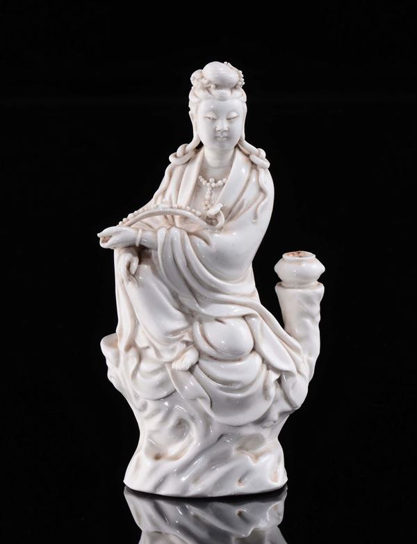 Guanyin con ruyi in porcellana Blanc de Chine, Cina, XX secolo