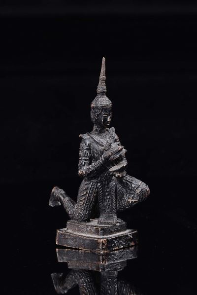 Piccola Figura di Divinità Inginocchiata in Metallo, Thailandia, XIX Secolo