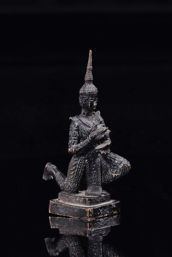 Piccola figura di divinità inginocchiata in metallo, Thailandia, XIX secolo