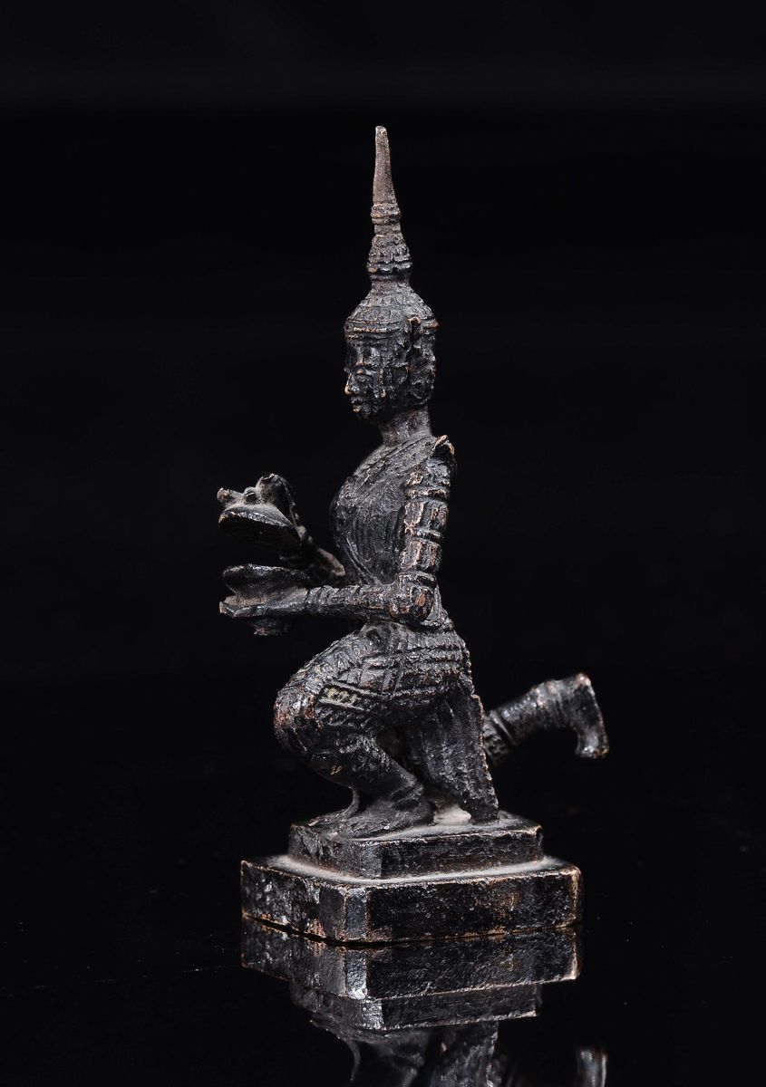 Piccola Figura di Divinità Inginocchiata in Metallo, Thailandia, XIX Secolo