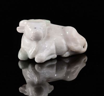 Figura di Bufalo Accovacciato Scolpito in Giadeite, Cina, XX Secolo
