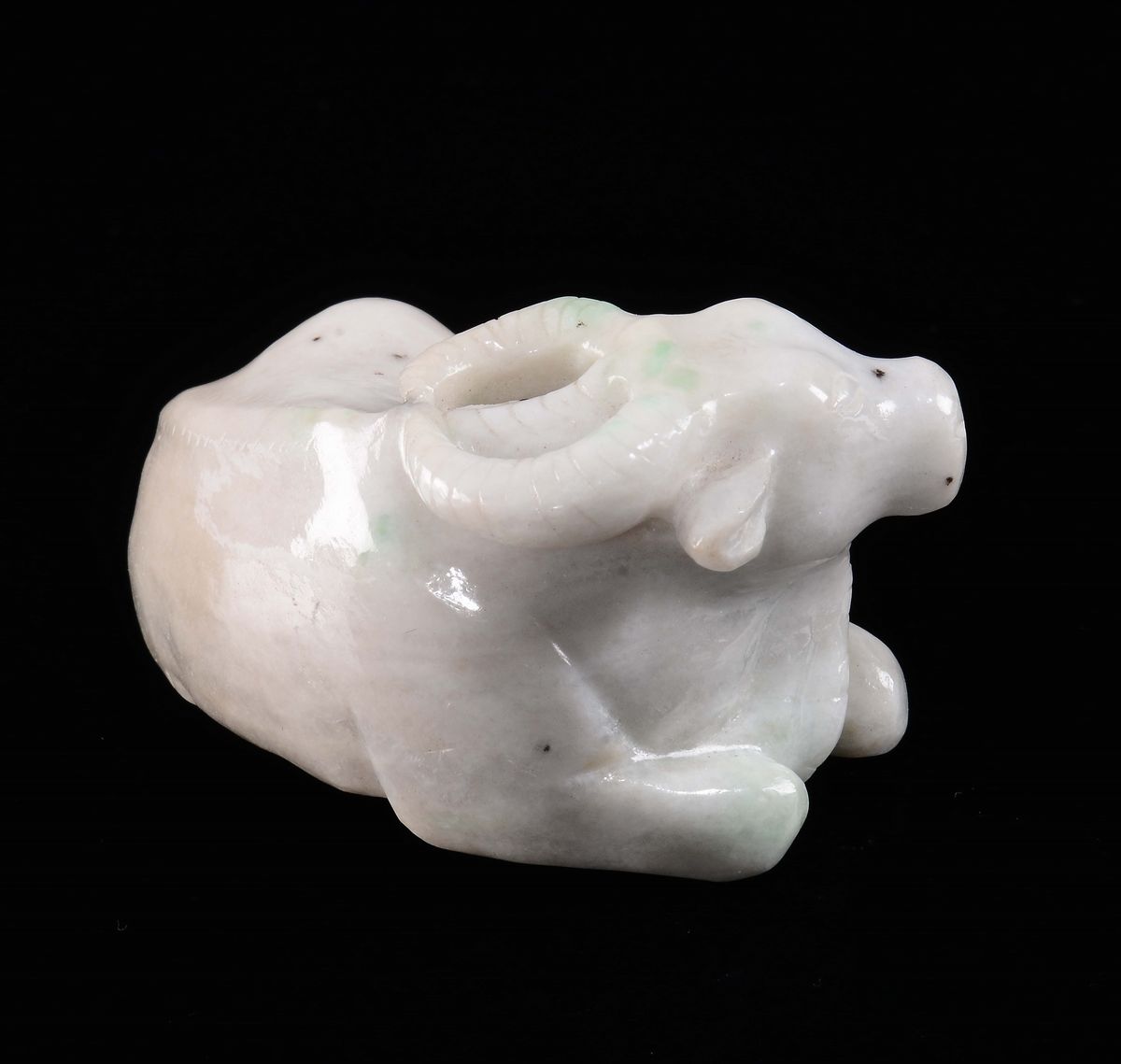 Figura di Bufalo Accovacciato Scolpito in Giadeite, Cina, XX Secolo