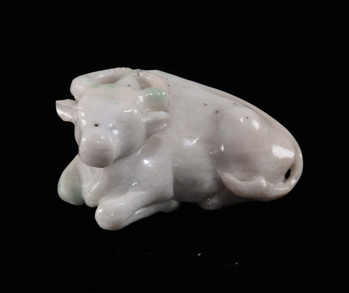 Figura di Bufalo Accovacciato Scolpito in Giadeite, Cina, XX Secolo