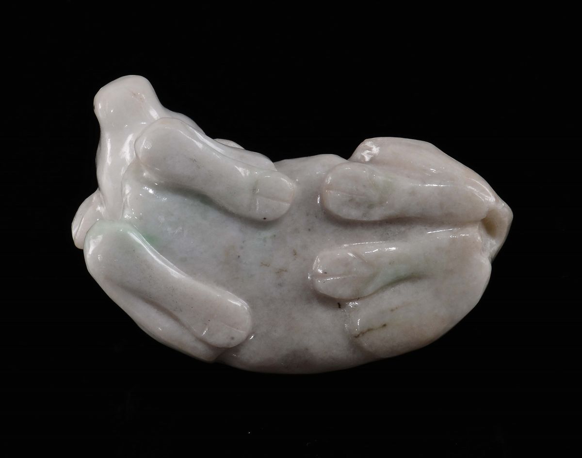 Figura di Bufalo Accovacciato Scolpito in Giadeite, Cina, XX Secolo