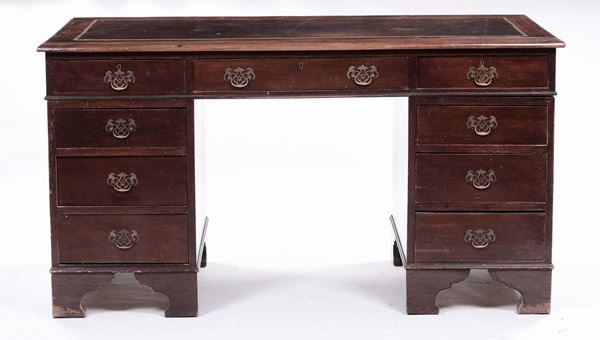 Scrivania a nove cassetti e piano in pelle