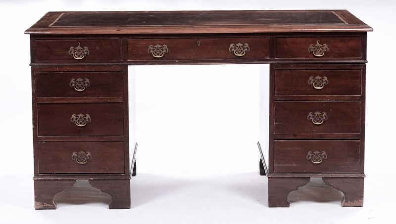 Scrivania a nove cassetti e piano in pelle  - Asta Antiquariato, Affidamenti da raffinate dimore private - Cambi Casa d'Aste