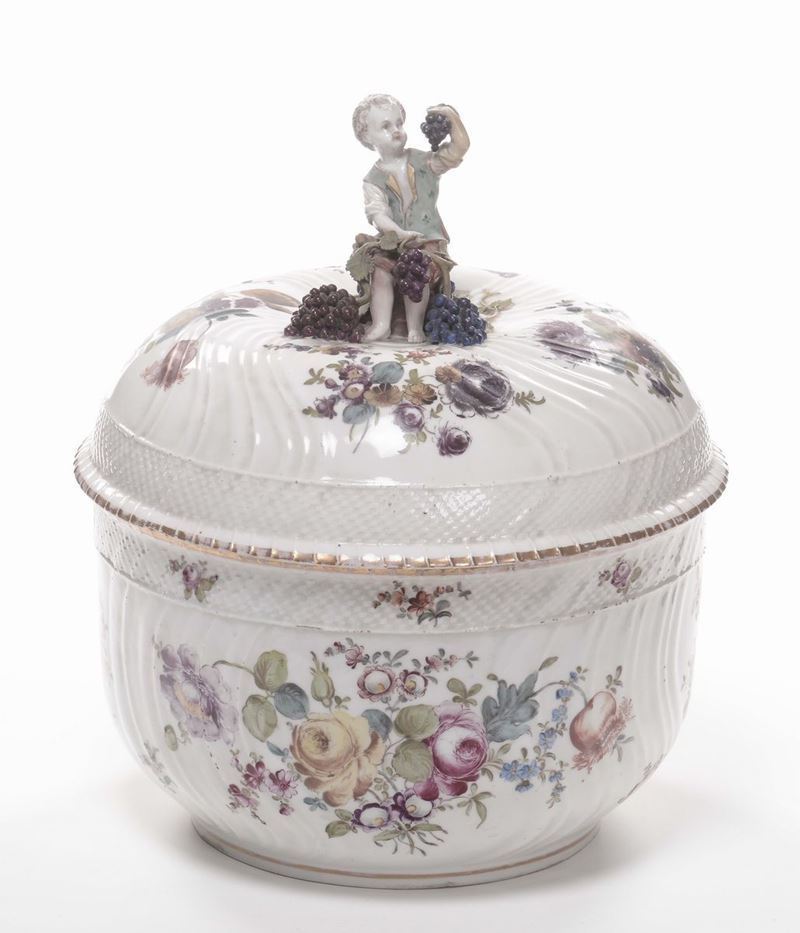 Cachepot con coperchio in porcellana policroma, Meissen  - Asta Antiquariato, Affidamenti da raffinate dimore private - Cambi Casa d'Aste