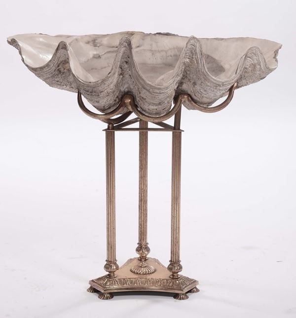 Conchiglia su piedistallo in metallo dorato