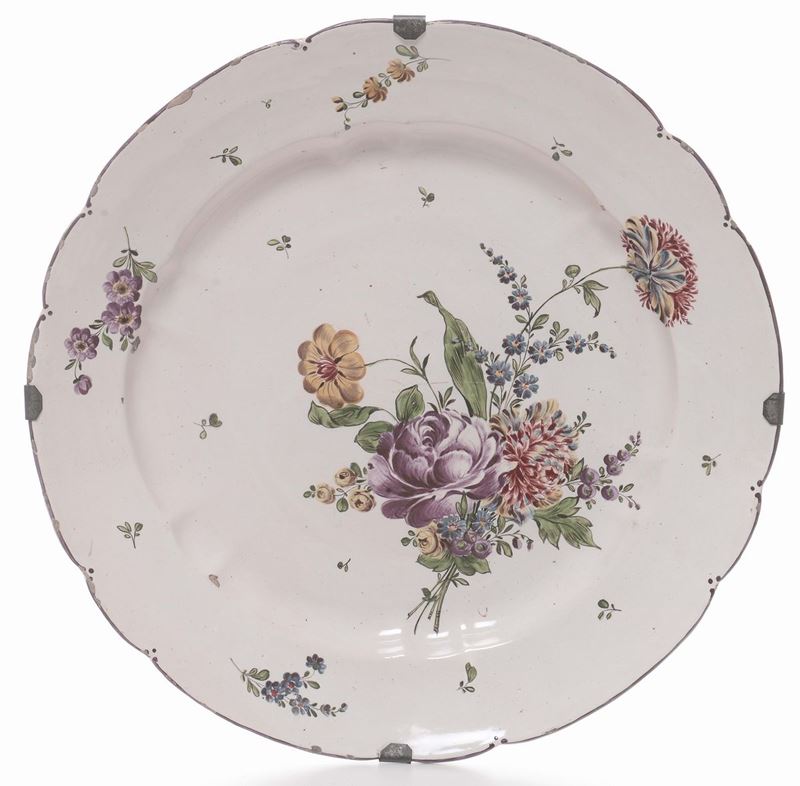 Piatto in maiolica policroma, Savona XVIII-XIX secolo  - Asta Antiquariato, Affidamenti da raffinate dimore private - Cambi Casa d'Aste