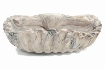 Acquasantiera a Guisa di Conchiglia in Marmo Bianco Scolpito, XVIII Secolo