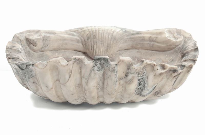 Acquasantiera a guisa di conchiglia in marmo bianco scolpito, XVIII secolo  - Auction Fine Arts from refined private house - Cambi Casa d'Aste