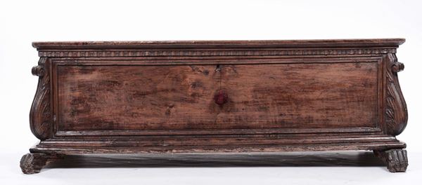 Cassapanca in legno intagliato, XVII secolo
