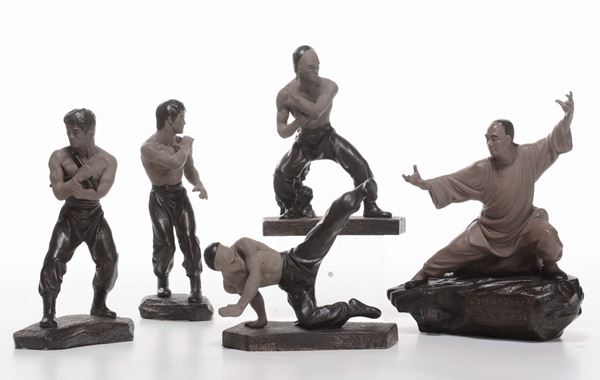 Insieme di statuine raffiguranti lottatori di kung fu