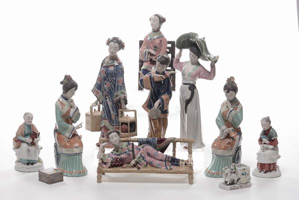 Cinque figure femminili in porcellana orientale moderne