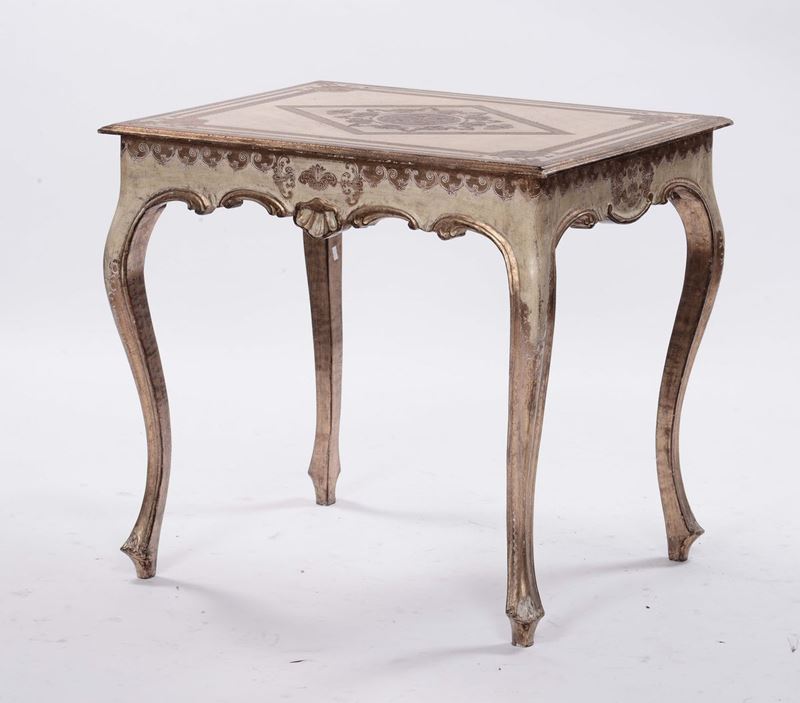 Tavolino in legno laccato e dorato  - Asta Antiquariato, Affidamenti da raffinate dimore private - Cambi Casa d'Aste