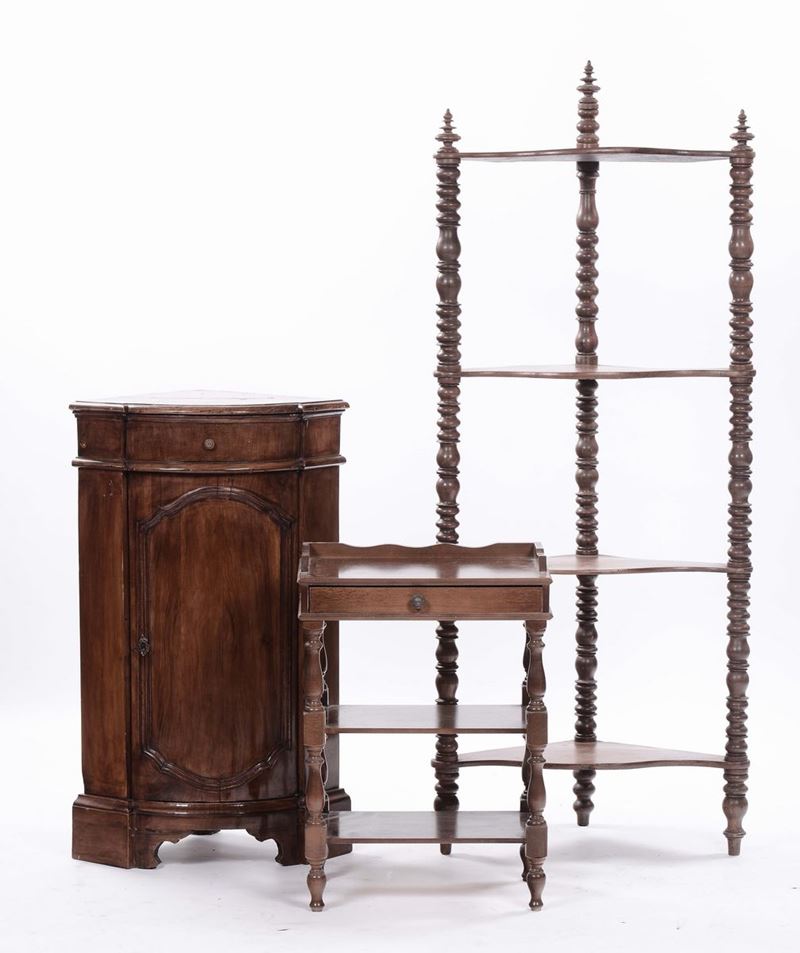 Angoliera ad un'anta, etagere angolare e comodino  - Auction Fine Arts from refined private house - Cambi Casa d'Aste