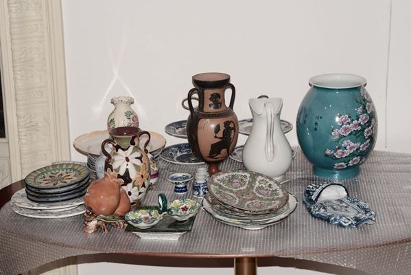 Lotto di piatti e vasi in porcellana