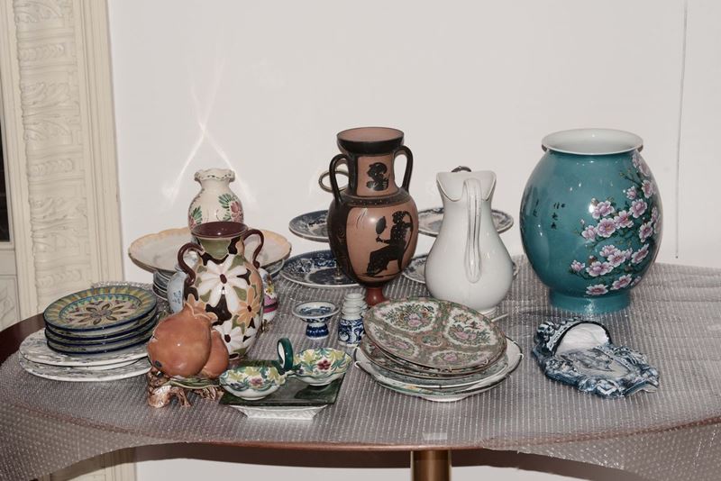 Lotto di piatti e vasi in porcellana  - Auction Time Auction 8-2014 - Cambi Casa d'Aste