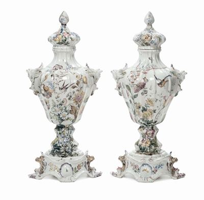 Coppia di Vasi in Maiolica Policroma, g.b.V., Nove
