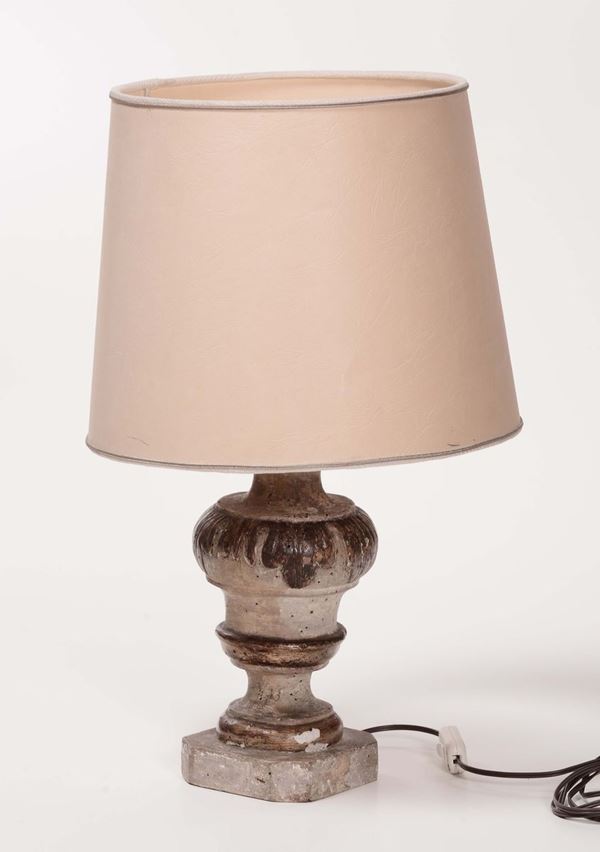 Lampada in legno intagliato, laccato e dorato, XX secolo