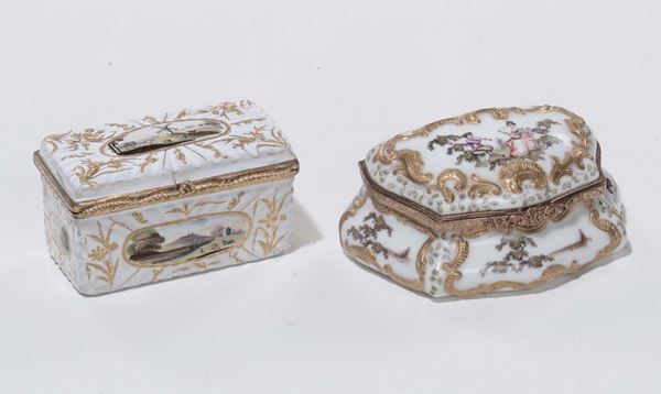 Due tabacchiere diverse di cui una a smalti con riserve e una in porcellana