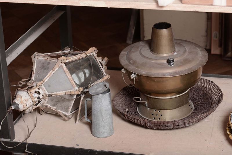 Lotto di lume in rame e lampioncino in metallo  - Asta Antiquariato, Affidamenti da raffinate dimore private - Cambi Casa d'Aste