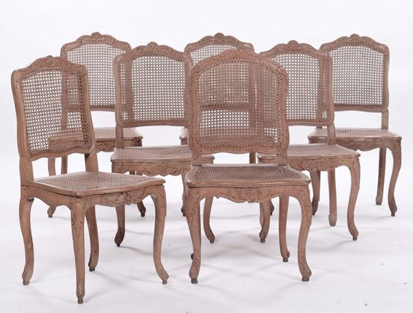 Sette sedie simili in legno intagliato
