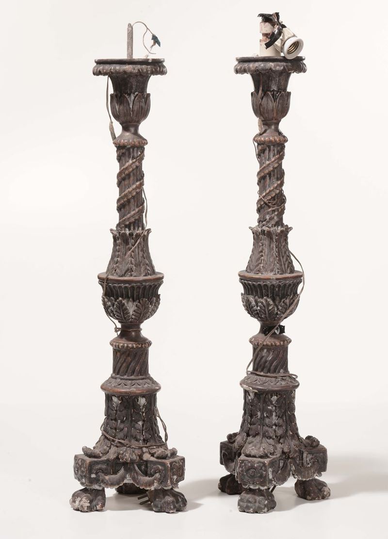 Coppia di torcere in legno intagliato e argentato con lumeggiature dorate  - Asta Antiquariato, Affidamenti da raffinate dimore private - Cambi Casa d'Aste