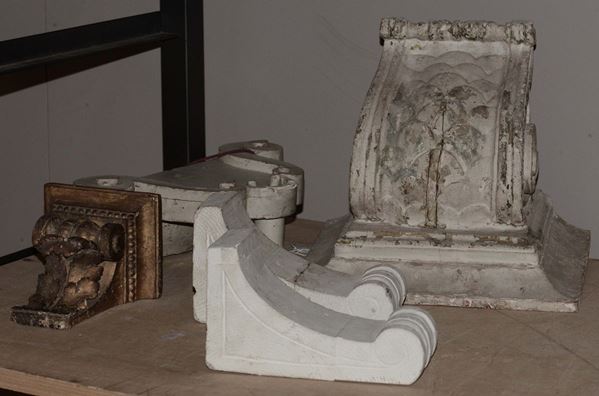 Gruppo di mensoline in legno