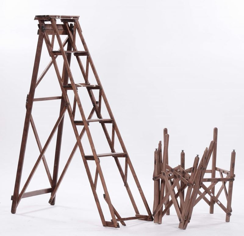 Scaletta in legno e due seggioline pieghevoli  - Asta Antiquariato, Affidamenti da raffinate dimore private - Cambi Casa d'Aste