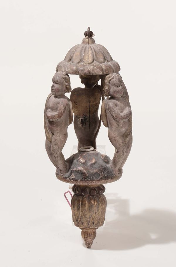 Elemento in legno intagliato, laccato e dorato con tre putti, XVIII secolo