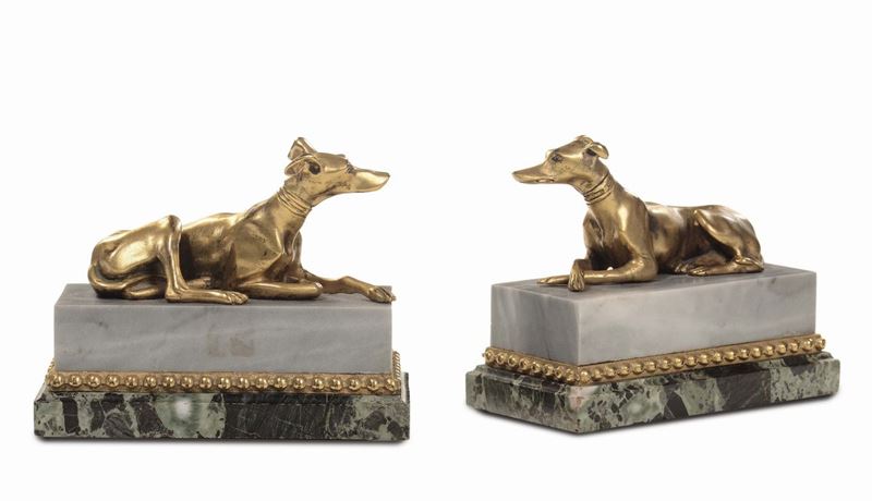 Coppia di fermalibri in marmi colorati e bronzo dorato a guisa di levrieri  - Auction Fine Arts from refined private house - Cambi Casa d'Aste