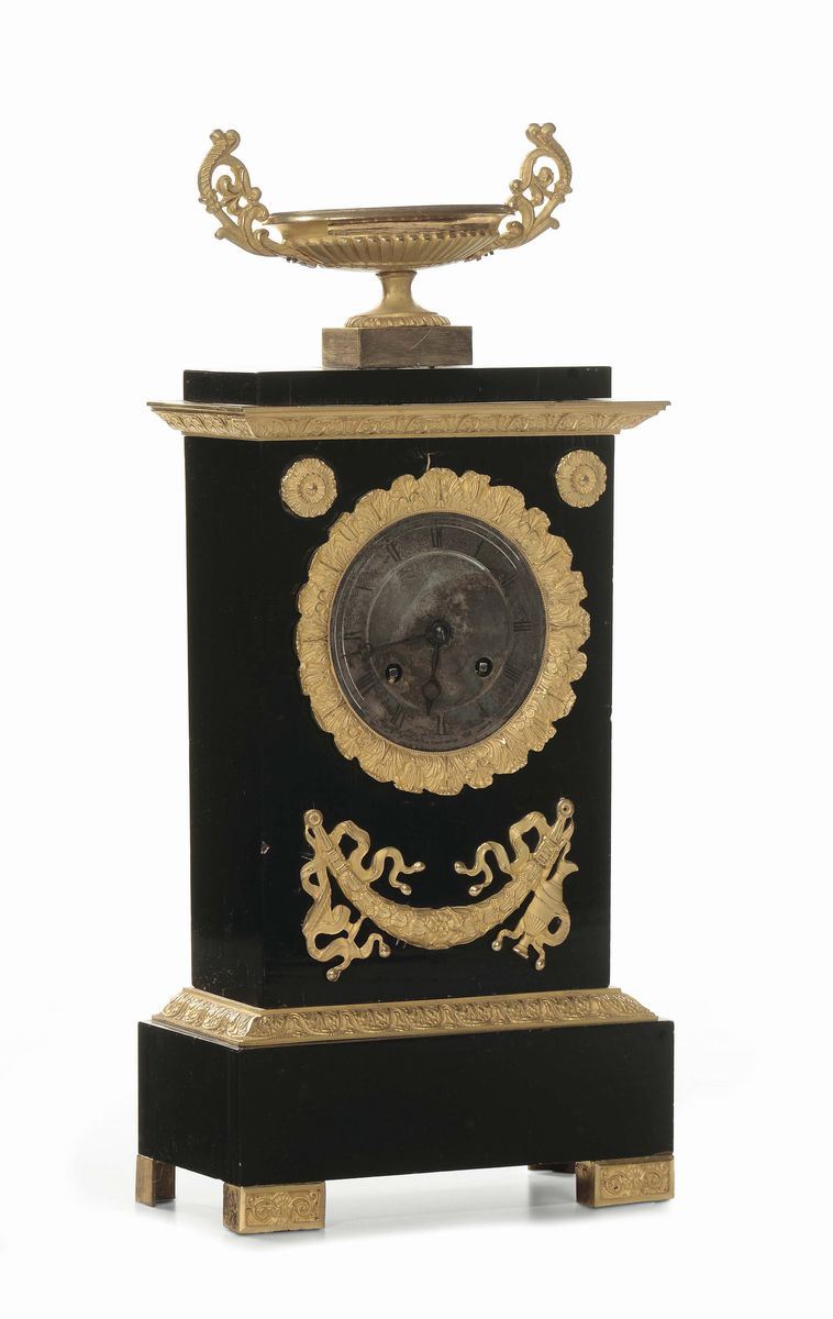 Orologio in stile Carlo X “Borne” in bronzo dorato e patinato, Francia XX secolo  - Auction Fine Arts from refined private house - Cambi Casa d'Aste