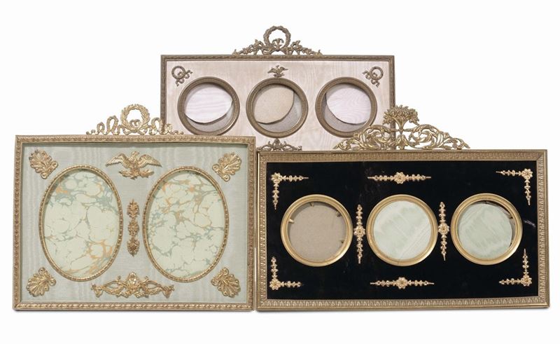 Lotto di tre portafotografie in bronzo e stoffa  - Asta Antiquariato, Affidamenti da raffinate dimore private - Cambi Casa d'Aste