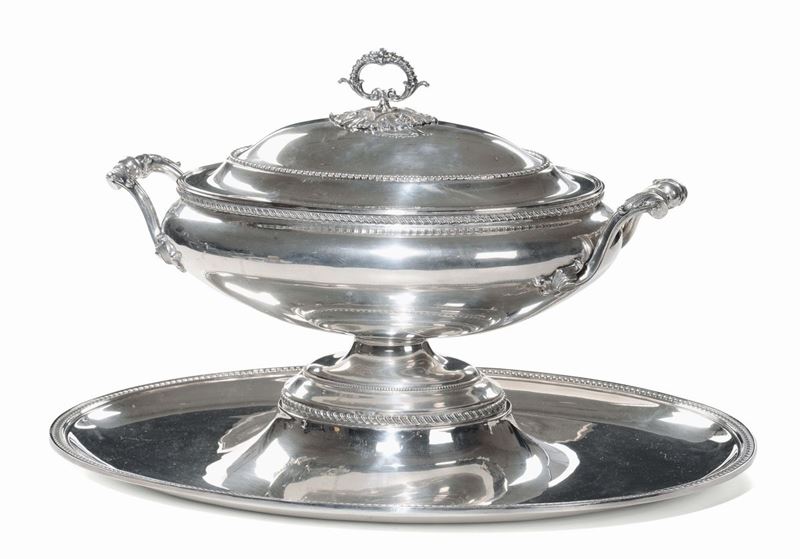 Grande zuppiera biansata in argento, Italia XX secolo  - Auction Fine Arts from refined private house - Cambi Casa d'Aste