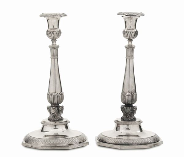 Coppia di candelieri in argento, bolli per Parigi di primo titolo in uso dal 1809 al 1819