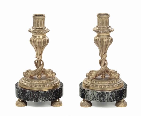 Coppia di candelieri in bronzo dorato con tritoni, XIX secolo