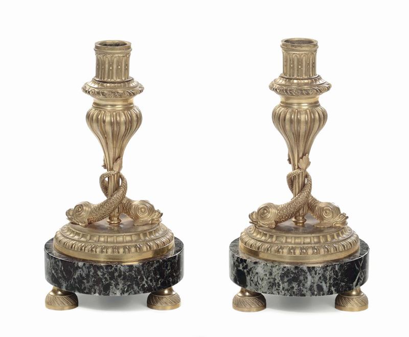 Coppia di candelieri in bronzo dorato con tritoni, XIX secolo  - Asta Antiquariato, Affidamenti da raffinate dimore private - Cambi Casa d'Aste