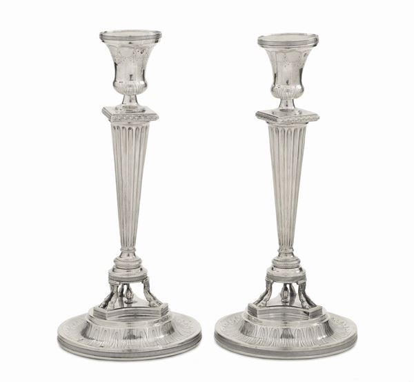 Coppia di candelieri in argento di gusto neoclassico, punzoni francesi per Parigi del primo titolo dal 1798 al 1809